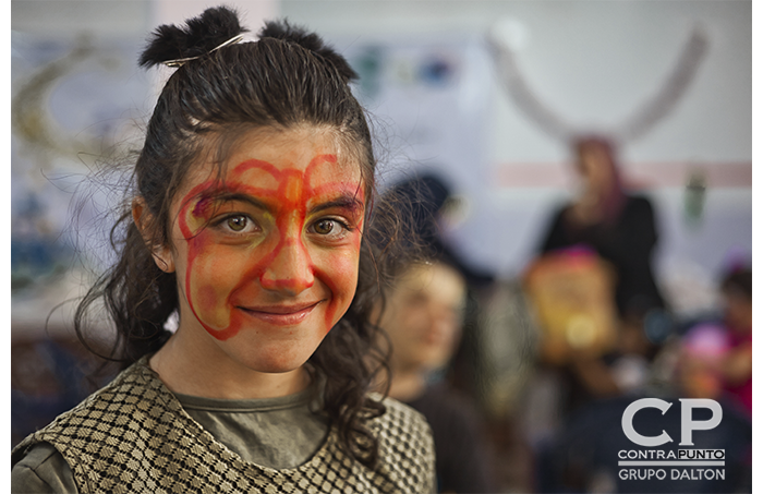 Su nombre es Miriam, tiene 11 años, cuando la guerra comenzó ella solo tenia 3, mas de el doble de su vida a vivido entre la guerra, uno de sus deseos es poder ir a la escuela sin el miedo de que esta sea bombardeada.
Las 3 escuelas de la comunidad están cerradas y destruidas, ellos reciben clases por profesores y también por personas comunes de la comunidad, y cuando se reúnen para recibir una clase (ya que no es todos los dÃas), les avisan a los alumnos con una noche de anticipación el lugar donde se reunirán, pues por seguridad ellos cambian de ubicación por miedo a ser localizados y bombardeados.