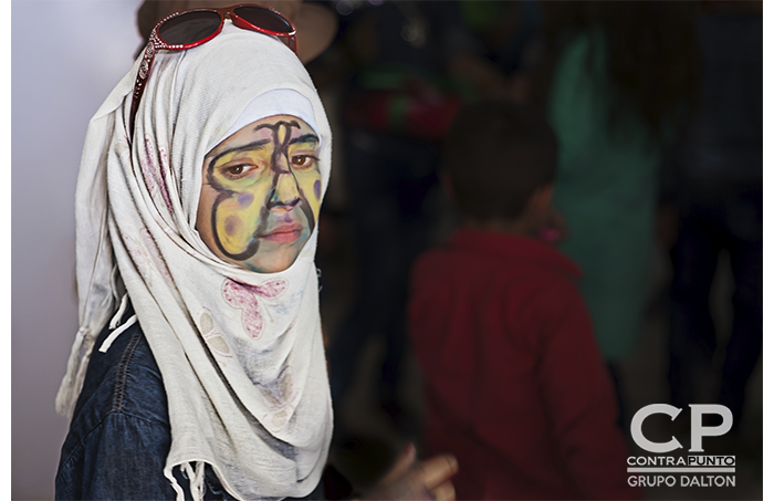 Aun recuerdo esa celebración, nos preparamos con varios dÃ­as de anticipación para ese sábado. Era un dÃ­a especial para los niños de la comunidad, muchos lo esperaban con ansias y nos decÃ­an en la clÃ­nica si Ã­bamos a acompañarlos! 
El rostro de ellas representa la dura realidad de muchos niños y niñas de Syria, su felicidad en esos momentos solo fue por unos minutos, ya que esa misma noche el sonido de risas y juegos fue cambiado nuevamente por el sonido mas popular, fue cambiado por el sonido de las múltiples Bombas que no tienen piedad de la población civil al momento de caer.