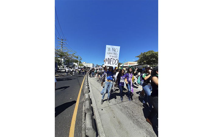 Cientos de salvadoreñas marcharon este 8 de marzo por el derecho a vivir en un país que las haga sentir libres, plenas y sin miedo a ser mujeres.