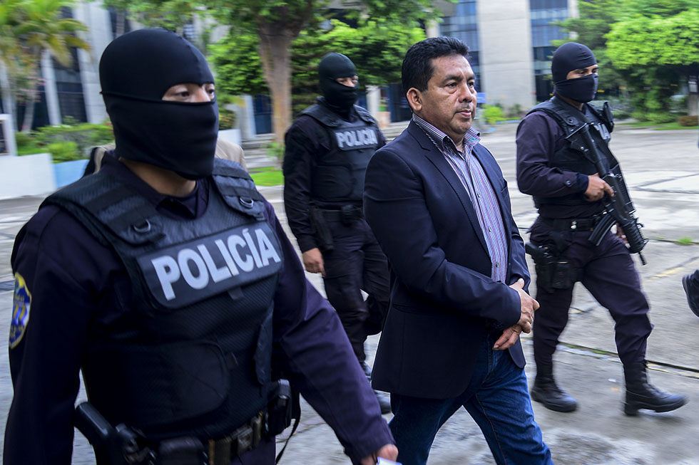El alcalde de Apopa, ElÃas Hernández, es trasladado por elementos de la PolicÃa Nacional Civil luego que el El Juzgado Especializado de Instrucción