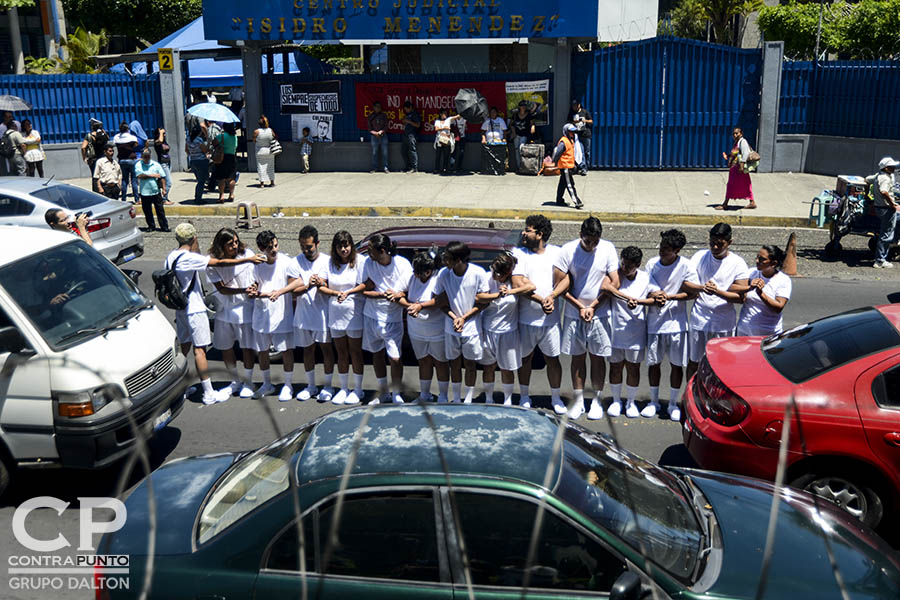 Familiares de Daniel Alemán y jóvenes del colectivo Los Siempre Sospechosos de Todo realizaron una protesta en las afueras del Centro Judicial de San Salvador, para exigir su liberación. Allà se llevó a cabo la audiencia preliminar en su contra por el delito de extorsión, tras ser anulada una acusación de posesión de drogas por fraude procesal.