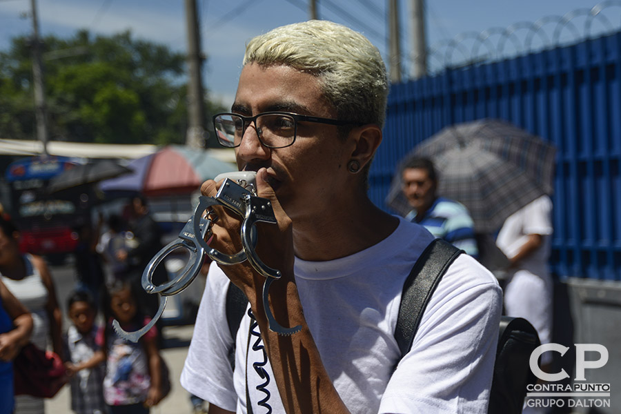 Familiares de Daniel Alemán y jóvenes del colectivo Los Siempre Sospechosos de Todo realizaron una protesta en las afueras del Centro Judicial de San Salvador, para exigir su liberación. Allà se llevó a cabo la audiencia preliminar en su contra por el delito de extorsión, tras ser anulada una acusación de posesión de drogas por fraude procesal