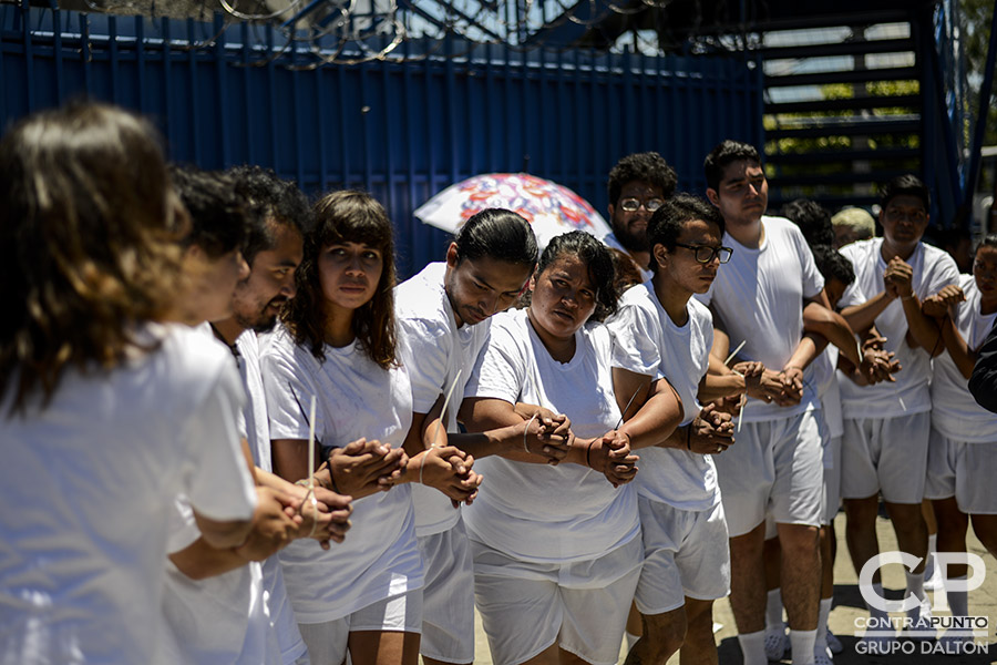 Familiares de Daniel Alemán y jóvenes del colectivo Los Siempre Sospechosos de Todo realizaron una protesta en las afueras del Centro Judicial de San Salvador, para exigir su liberación. AllÃ­ se llevó a cabo la audiencia preliminar en su contra por el delito de extorsión, tras ser anulada una acusación de posesión de drogas por fraude procesal.