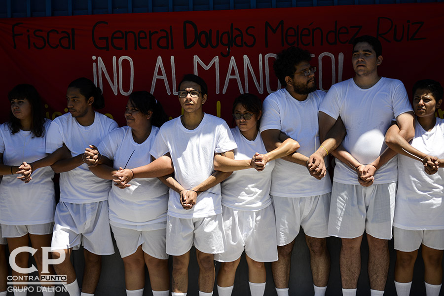 Familiares de Daniel Alemán y jóvenes del colectivo Los Siempre Sospechosos de Todo realizaron una protesta en las afueras del Centro Judicial de San Salvador, para exigir su liberación. AllÃ­ se llevó a cabo la audiencia preliminar en su contra por el delito de extorsión, tras ser anulada una acusación de posesión de drogas por fraude procesal.