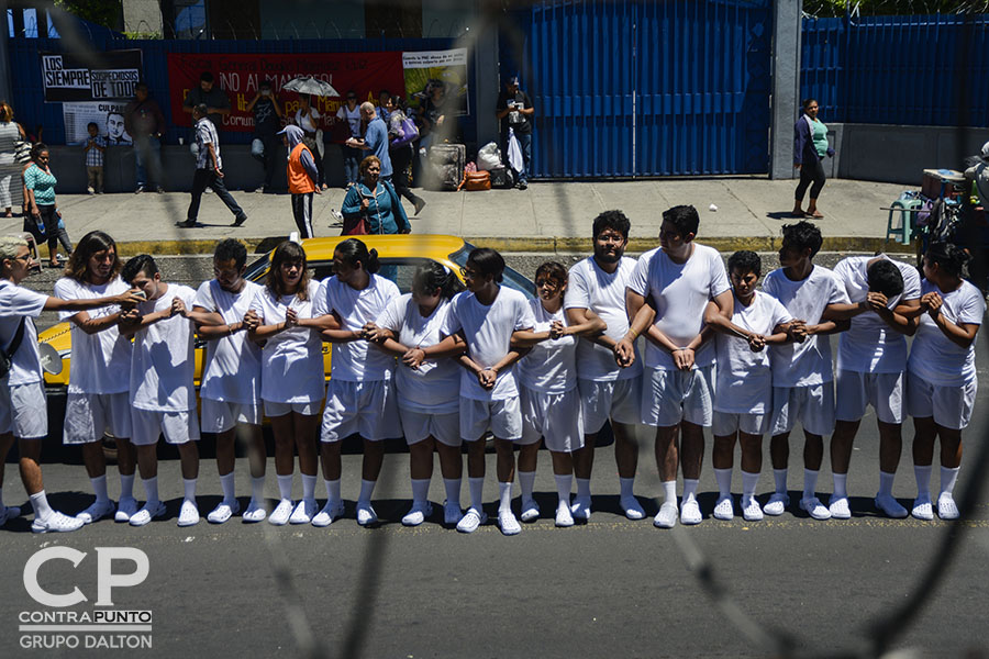 Familiares de Daniel Alemán y jóvenes del colectivo Los Siempre Sospechosos de Todo realizaron una protesta en las afueras del Centro Judicial de San Salvador, para exigir su liberación. AllÃ­ se llevó a cabo la audiencia preliminar en su contra por el delito de extorsión, tras ser anulada una acusación de posesión de drogas por fraude procesal