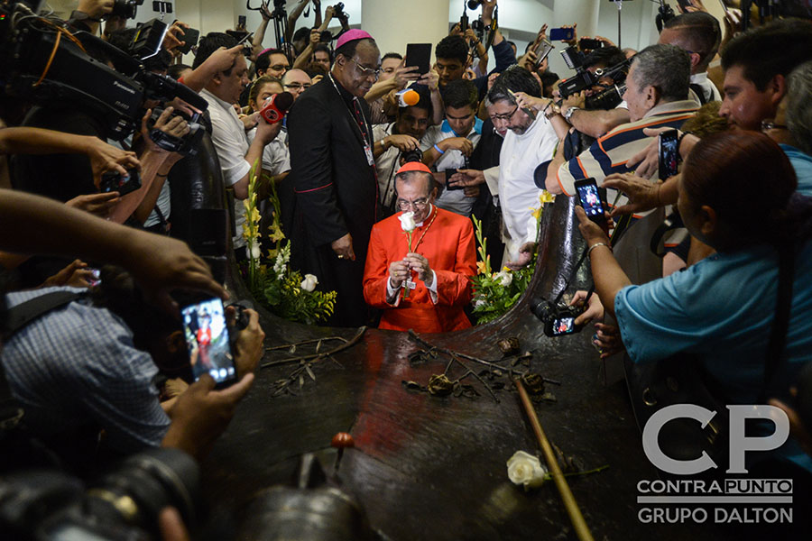 El cardenal Gregorio Rosa Chávez reza frente a la cripta del beatoÓscar Romero.