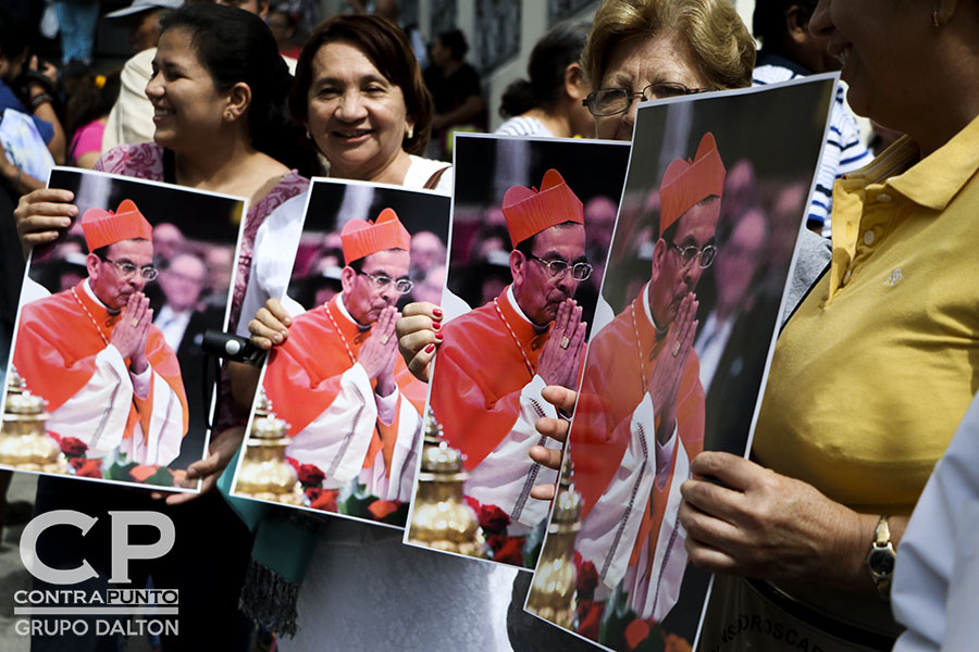 El primer cardenal salvadoreño de la Iglesia Católica, Gregorio Rosa Chávez, fue recibido por la feligresÃ­a al regresar del Vaticano  tras su investidura.