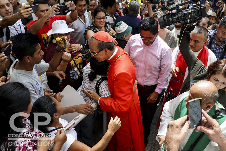 La feligresÃ­a católica esperó a la salida de Catedral Metropolitana la caravana que acompañaba al cardenal a desde el aeropuerto Monseñor Romero.