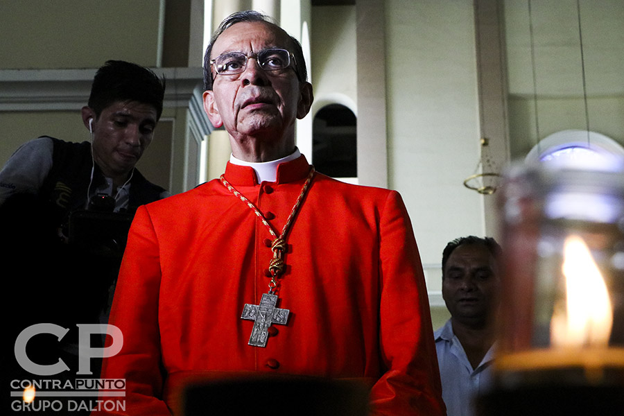 El nuevo cardenal rezó en catedral previo a la visita de la cripta del beato Romero.