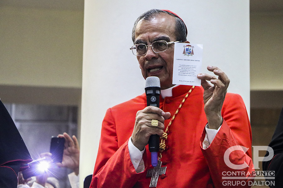 Gregorio Rosa Chávez muestra la credencial que le acredita como cardenal de la Iglesia Católica.