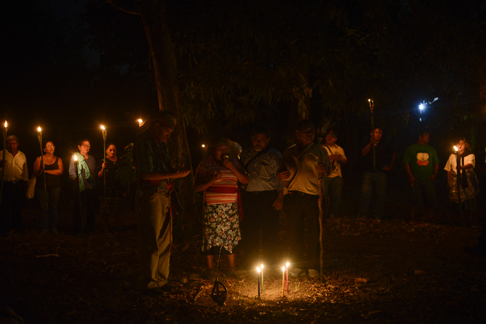 Representantes de la AlcaldÃa del Común en Izalco realizan un rito para conmemorar la masacre indÃgena de 1932. Foto: Jessica Orellana