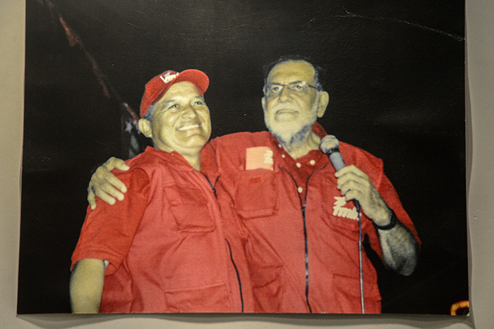 Schafik Hándal fue candidato presidencial en el 2003. En esta imagen que recopila el museo muestra a Hándal junto con el actual presidente de la República, Salvador Sánchez Cerén. Foto: Vladimir Chicas.