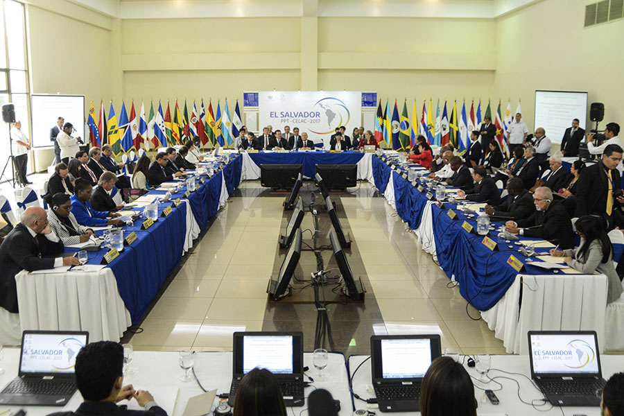 El gobierno de Venezuela solicitó la realización de una cumbre extraordinaria de la Comunidad de Estados Latinoamericanos y Caribeños (CELAC), para para denunciar la violencia impulsada por los sectores radicales de la oposición de ese paÃ­s suramericano y justificar asÃ­ una intervención extranjera en su democracia.