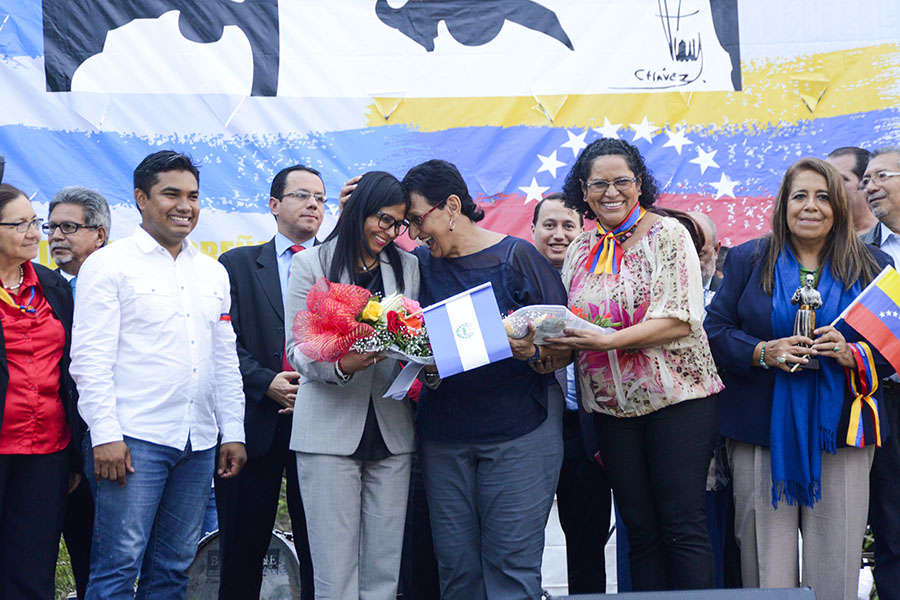 La canciller Delcy RodrÃguez recibió obsequios por parte del grupo parlamentario de mujeres del FMLN.