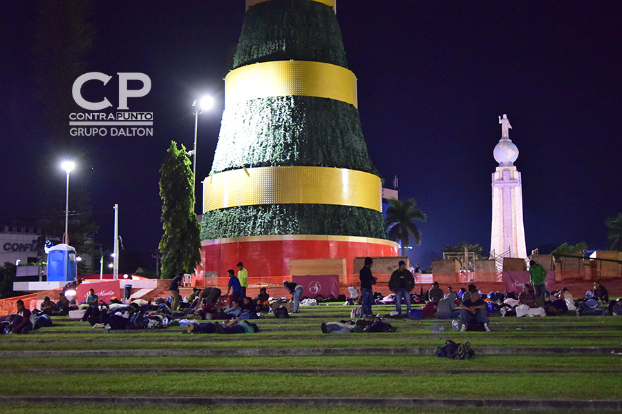 La plaza fue el punto de reunión para cientos de salvadoreños que decidieron salir en caravana hacÃa EEUU
