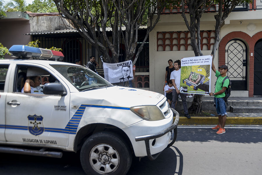 El pasado 19 de abril los agentes Reynaldo Ãngel Madrid Pacheco y Marvin Alexander Alvaisa fueron detenidos, acusados de cometer fraude procesal al colocar una libra de marihuana a Daniel, de acuerdo al informe de la Unidad de Control de la PolicÃ­a Nacional Civil (PNC).