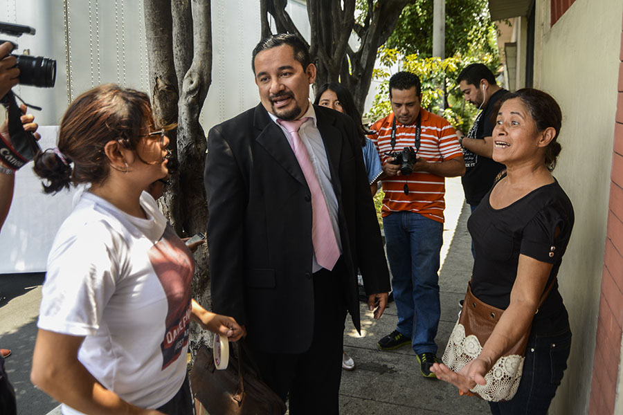 Dennis Muñoz (centro), defensor del joven, dio a conocer la anulación de la acusación a los familiares. El abogado se mostró satisfecho con la resolución del juez al demostrase el fraude procesal realizado por los agentes policiales.