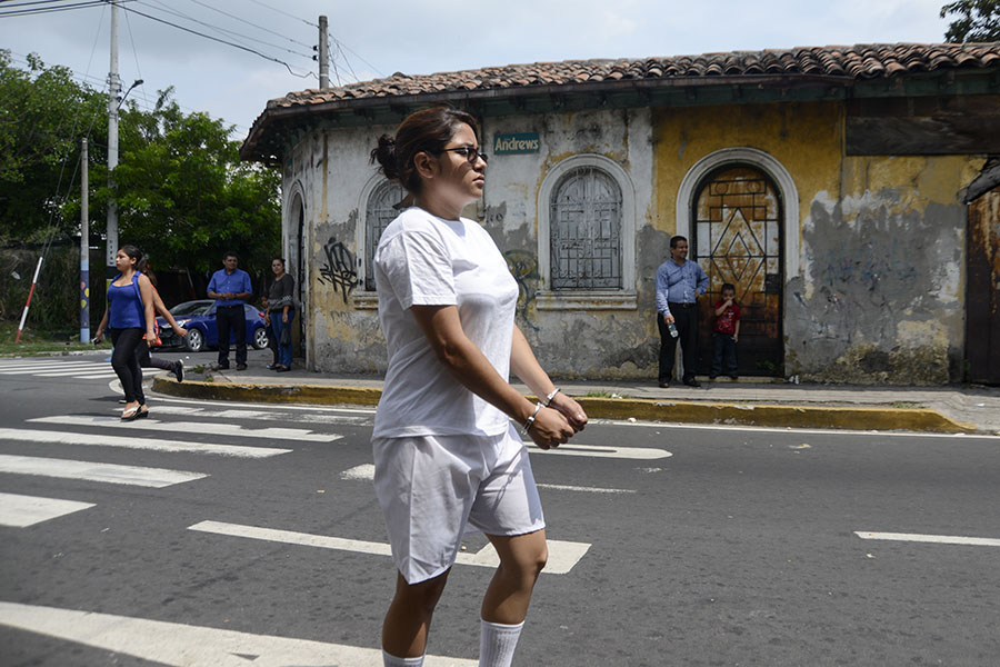 Tras la anulación de la acusación en contra de Daniel, su hermana Tatiana Alemán, quien fue  la que denunció las irregularidades de la detención, realizó un performance, caminando desde el Juzgado de Instrucción de Ilopango hasta el cuartel central de la PolicÃ­a Nacional Civil, en San Salvador.