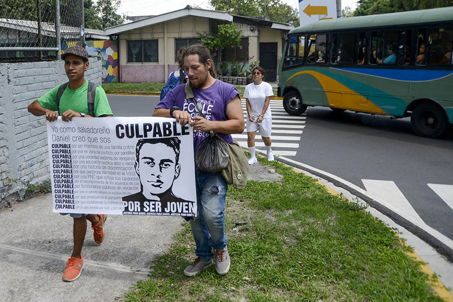 Tras la anulación de la acusación en contra de Daniel, su hermana Tatiana Alemán, quien fue  la que denunció las irregularidades de la detención, realizó un performance, caminando desde el Juzgado de Instrucción de Ilopango hasta el cuartel central de la PolicÃ­a Nacional Civil, en San Salvador.