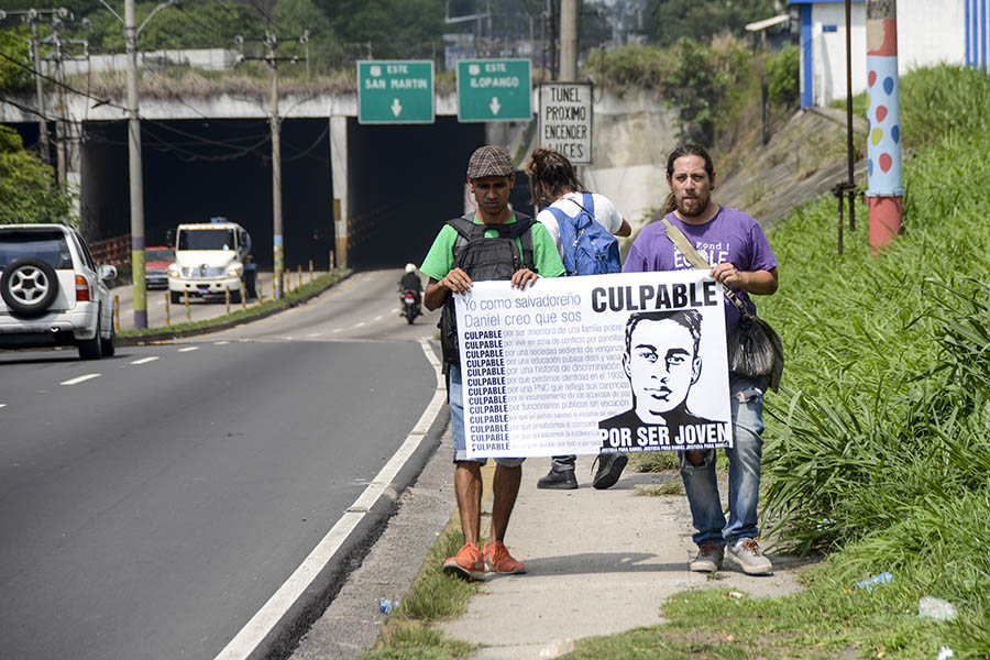 Tras la anulación de la acusación en contra de Daniel, su hermana Tatiana Alemán, quien fue  la que denunció las irregularidades de la detención, realizó un performance, caminando desde el Juzgado de Instrucción de Ilopango hasta el cuartel central de la PolicÃ­a Nacional Civil, en San Salvador.