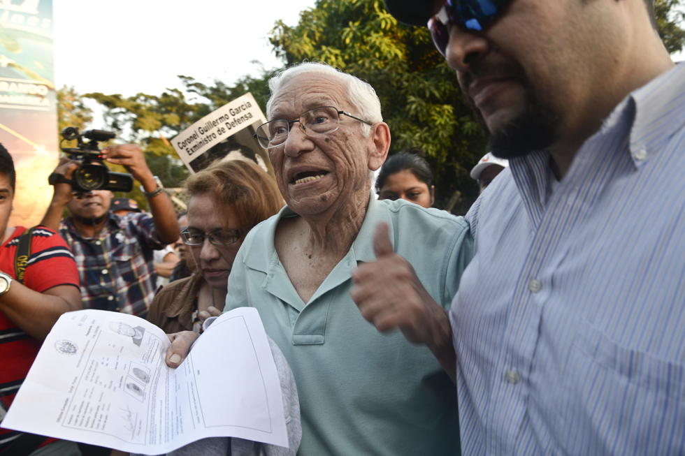 El exministro de la Defensa José Guillermo García arriba a El Salvador luego de ser deportado por los Estados Unidos que lo encontró culpable de participar en delitos de crímenes de guerra en el conflicto salvadoreño (1980-1992). Foto: Jessica Orellana