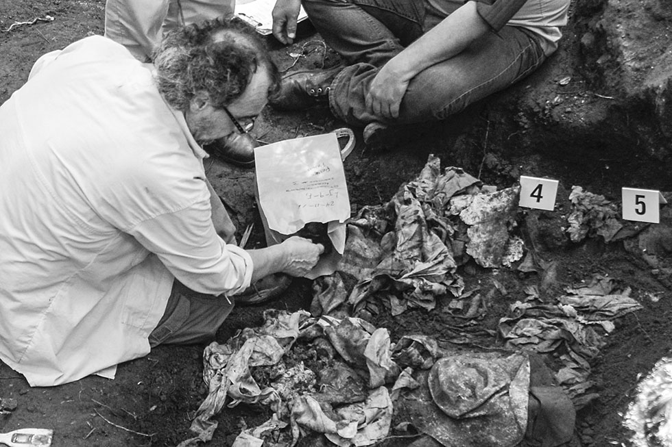 Un miembro del Equipo Argentino de AntropologÃa Forense (EAAF), recolecta evidencia de las vÃctimas de la masacre de El Mozote. El EEAFF realizó a mediados de noviembre la recuperación de al menos 40 restos de campesinos que fueron asesinados en 1981 por miembros de la Fuerza Armada. Foto: Vladimir Chicas