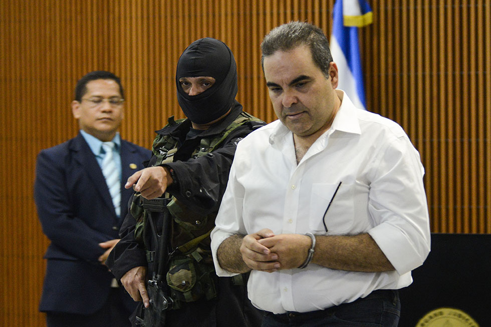 El expresidente ElÃas Antonio Saca fue detenido en noviembre y remitido a tribunales junto con cinco exfuncionarios, acusados de realizar actos de corrupción. Foto: Vladimir Chicas