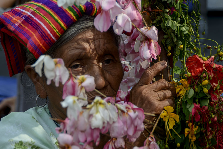 El municipio de Panchimalco, ubicado al sur de San Salvador, celebró la fiesta de las flores y palmas, una mezcla de tradiciones de la religión católica y la precolombina, en la que se da gracias por el inicio de la temporada de lluvias con una procesión llena de color y fe.