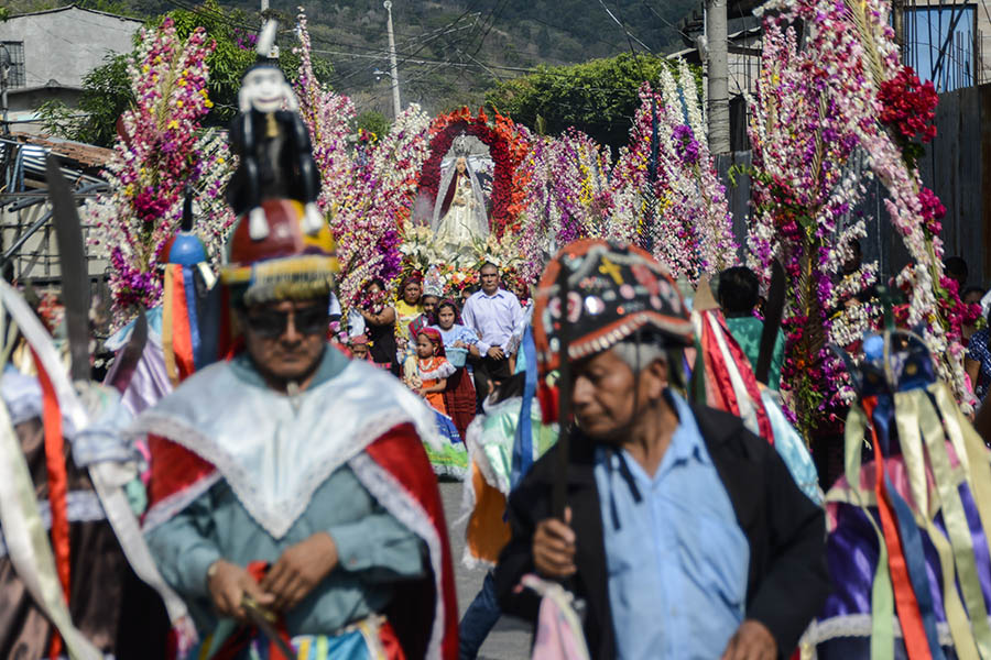 El municipio de Panchimalco, ubicado al sur de San Salvador, celebró la fiesta de las flores y palmas, una mezcla de tradiciones de la religión católica y la precolombina, en la que se da gracias por el inicio de la temporada de lluvias con una procesión llena de color y fe.