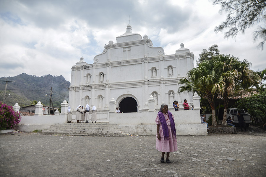 El municipio de Panchimalco, ubicado al sur de San Salvador, celebró la fiesta de las flores y palmas, una mezcla de tradiciones de la religión católica y la precolombina, en la que se da gracias por el inicio de la temporada de lluvias con una procesión llena de color y fe.