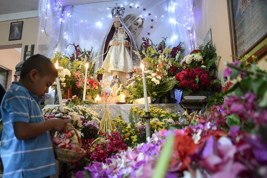 El municipio de Panchimalco, ubicado al sur de San Salvador, celebró la fiesta de las flores y palmas, una mezcla de tradiciones de la religión católica y la precolombina, en la que se da gracias por el inicio de la temporada de lluvias con una procesión llena de color y fe.