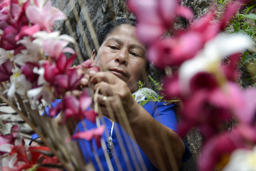 El municipio de Panchimalco, ubicado al sur de San Salvador, celebró la fiesta de las flores y palmas, una mezcla de tradiciones de la religión católica y la precolombina, en la que se da gracias por el inicio de la temporada de lluvias con una procesión llena de color y fe.