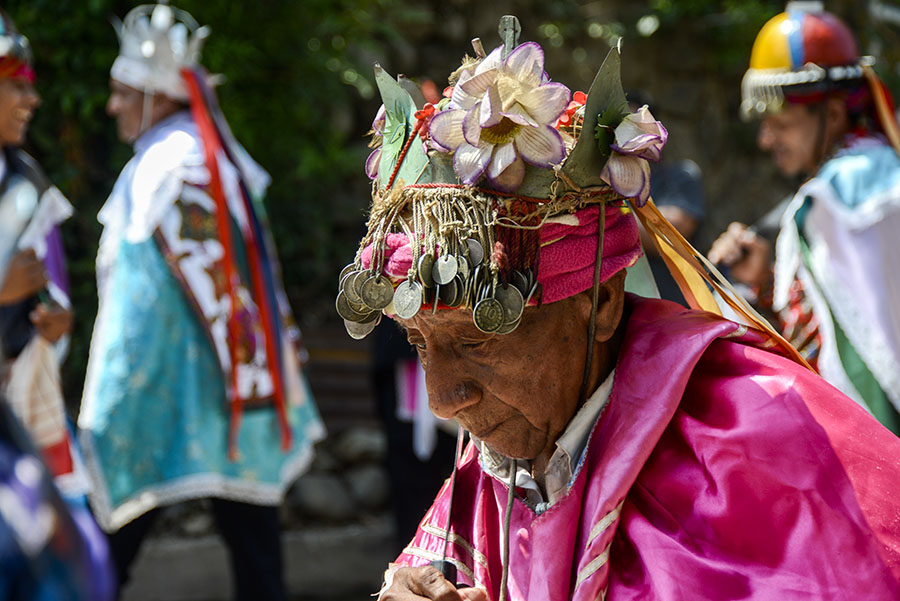 El municipio de Panchimalco, ubicado al sur de San Salvador, celebró la fiesta de las flores y palmas, una mezcla de tradiciones de la religión católica y la precolombina, en la que se da gracias por el inicio de la temporada de lluvias con una procesión llena de color y fe.