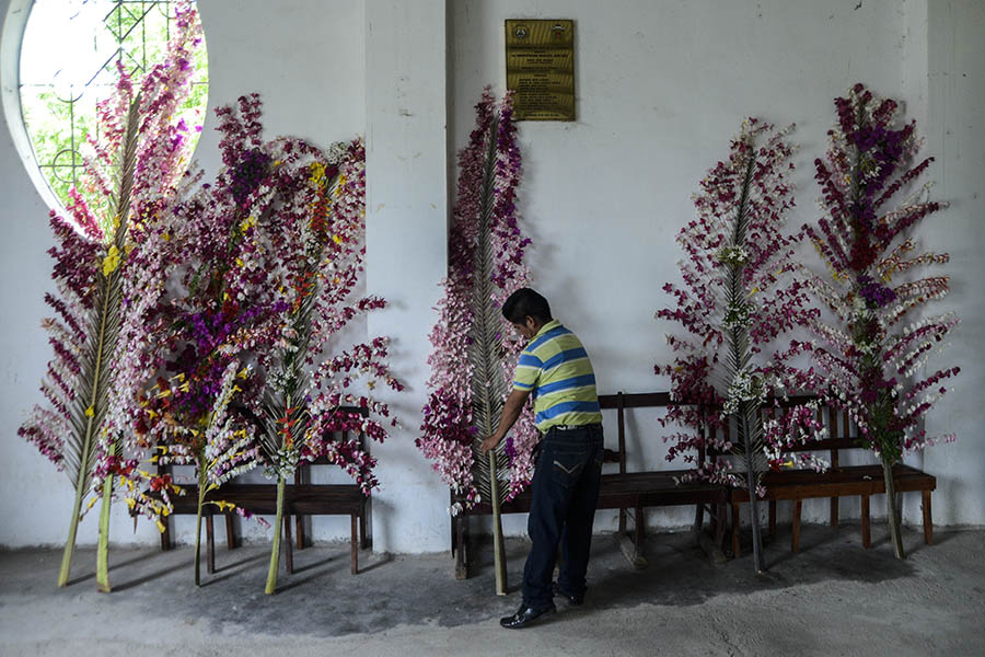 El municipio de Panchimalco, ubicado al sur de San Salvador, celebró la fiesta de las flores y palmas, una mezcla de tradiciones de la religión católica y la precolombina, en la que se da gracias por el inicio de la temporada de lluvias con una procesión llena de color y fe.