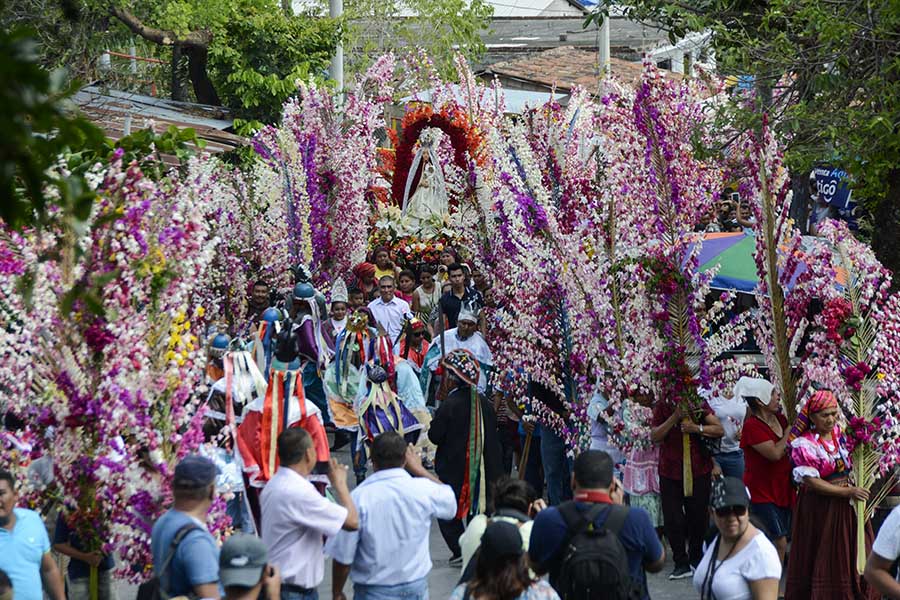 El municipio de Panchimalco, ubicado al sur de San Salvador, celebró la fiesta de las flores y palmas, una mezcla de tradiciones de la religión católica y la precolombina, en la que se da gracias por el inicio de la temporada de lluvias con una procesión llena de color y fe.