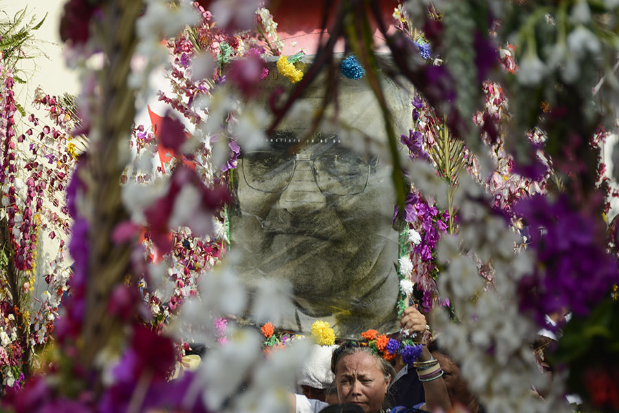 El municipio de Panchimalco, ubicado al sur de San Salvador, celebró la fiesta de las flores y palmas, una mezcla de tradiciones de la religión católica y la precolombina, en la que se da gracias por el inicio de la temporada de lluvias con una procesión llena de color y fe.