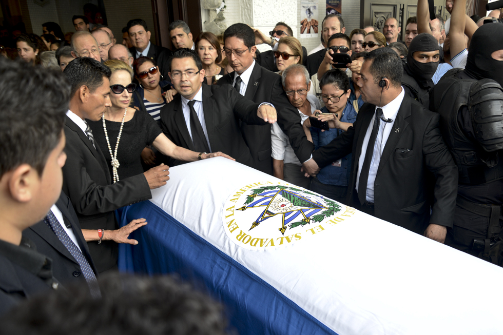 Féretro que porta los restos del expresidente Francisco Flores que falleciera el 30 de enero de 2016 luego de sufrir un derrame cerebral. Flores, que dirigió el paÃs entre 1999 y 2004 era procesado judicialmente, acusado de desviar fondos otorgados por el gobierno de Taiwán. Foto: Jessica Orellana
