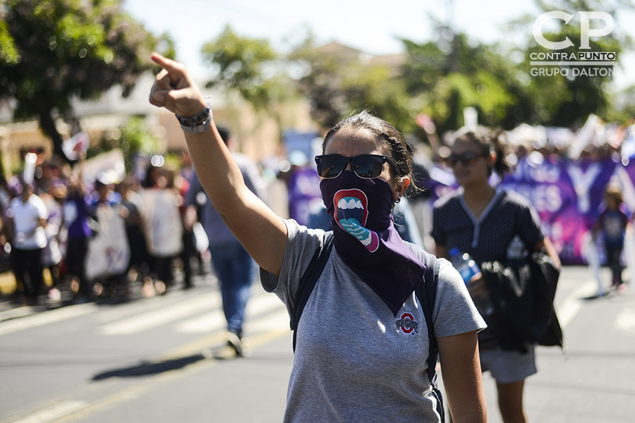 Más de mil mujeres salvadoreñas participaron en la conmemoración del DÃa Internacional de la Mujer con una marcha por la reivindicación de sus derechos.
