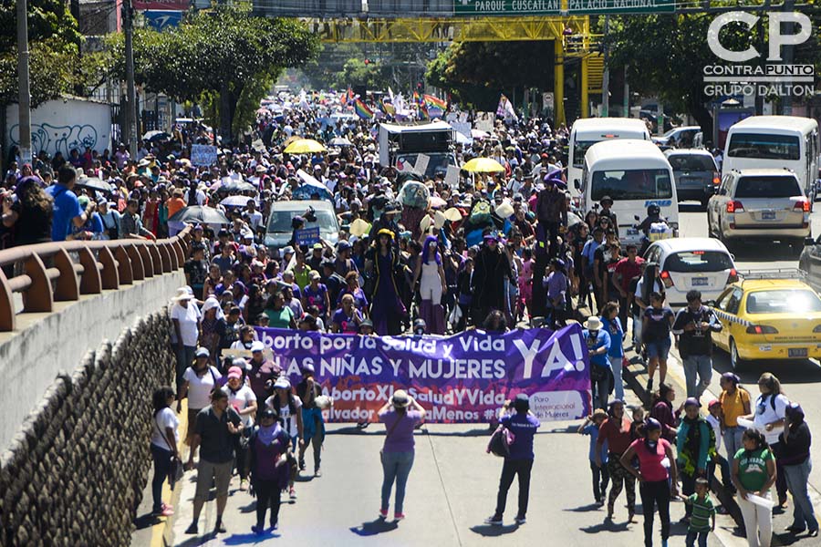 Más de mil mujeres salvadoreñas participaron en la conmemoración del DÃa Internacional de la Mujer con una marcha por la reivindicación de sus derechos.