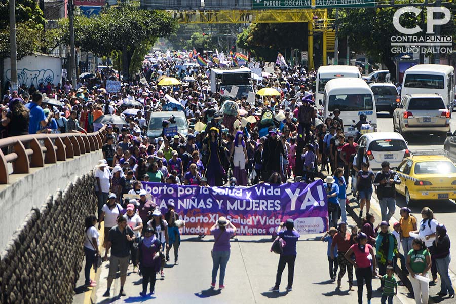 Más de mil mujeres salvadoreñas participaron en la conmemoración del DÃ­a Internacional de la Mujer con una marcha por la reivindicación de sus derechos.