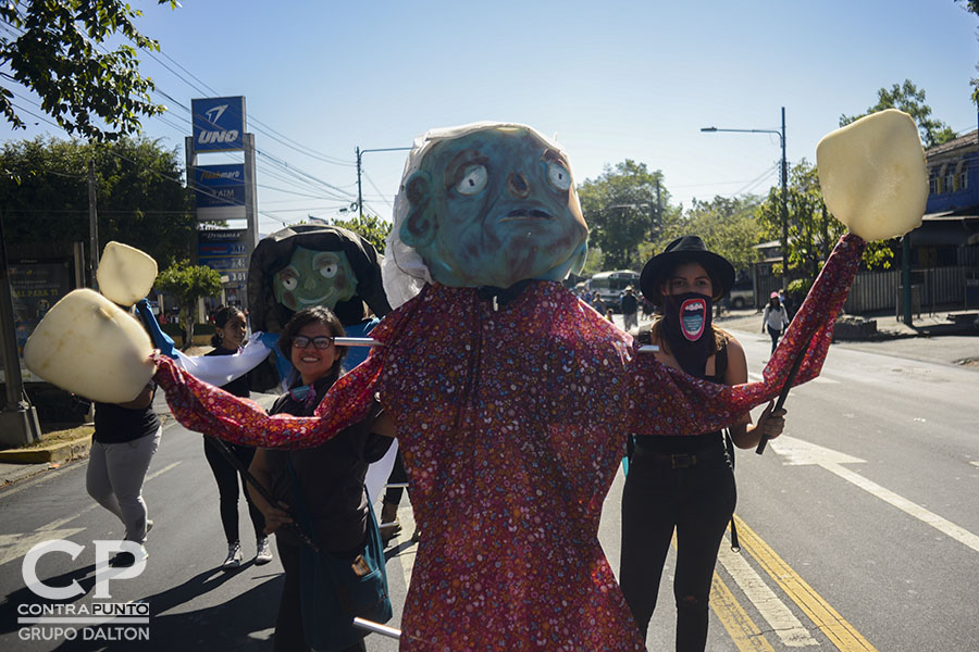 Más de mil mujeres salvadoreñas participaron en la conmemoración del DÃa Internacional de la Mujer con una marcha por la reivindicación de sus derechos.