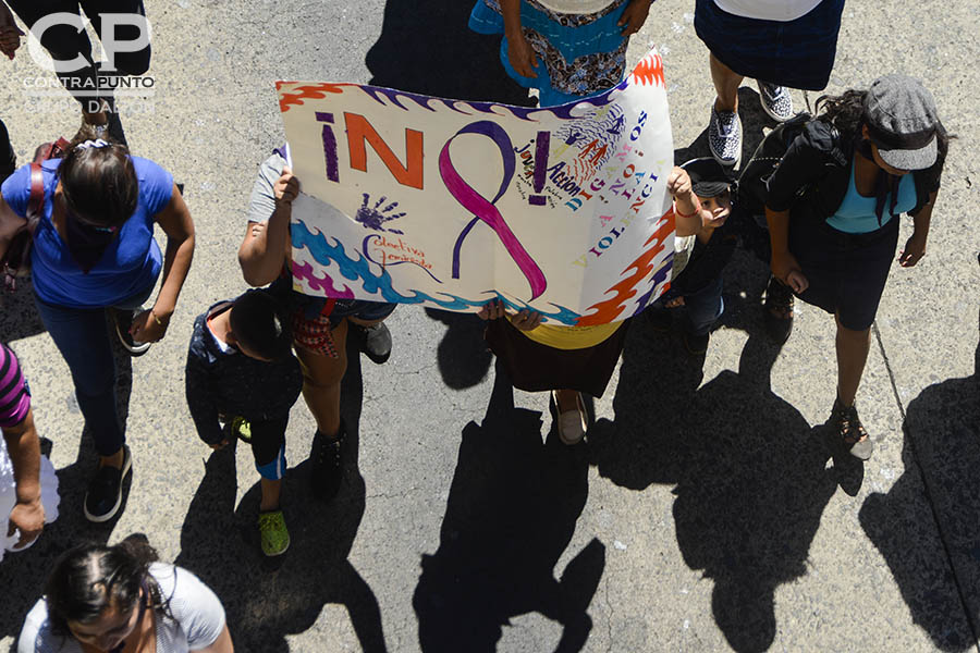Más de mil mujeres salvadoreñas participaron en la conmemoración del DÃa Internacional de la Mujer con una marcha por la reivindicación de sus derechos.