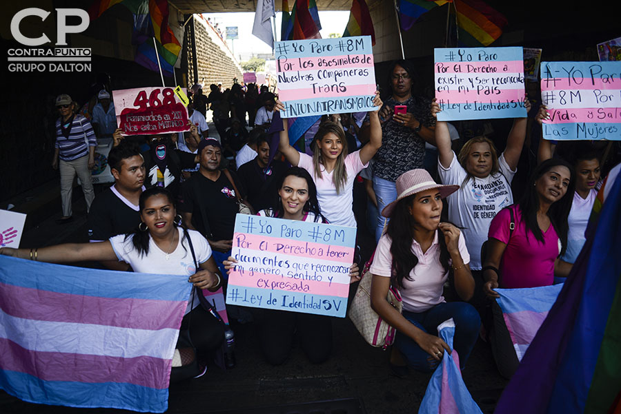 Miembros de la comunidad LGTBI participaron en la conmemoración del DÃ­a Internacional de la Mujer con una marcha por la reivindicación de sus derechos.