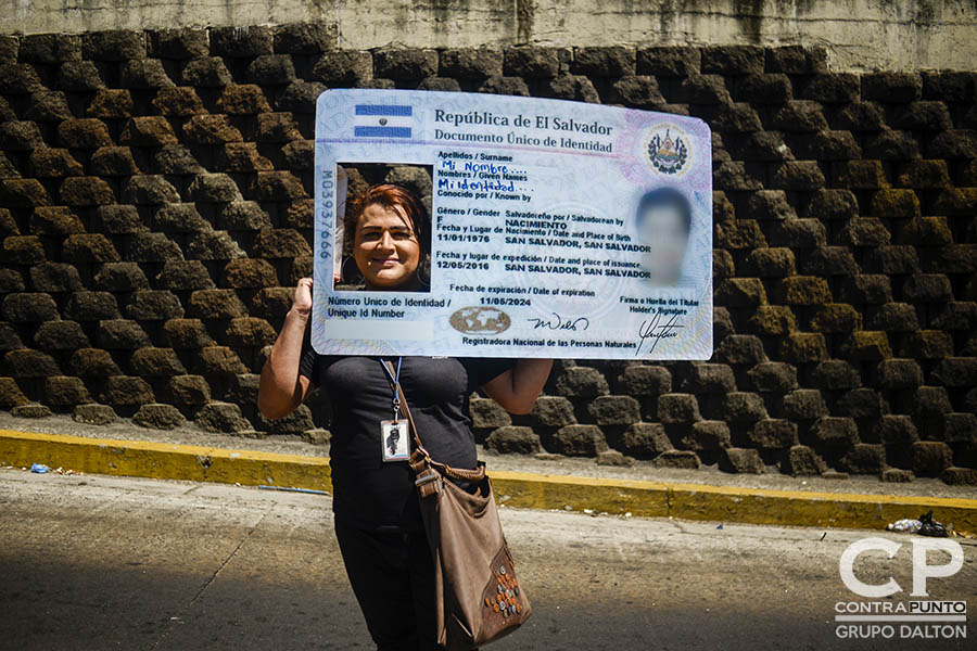 Miembros de la comunidad LGTBI participaron en la conmemoración del DÃ­a Internacional de la Mujer con una marcha por la reivindicación de sus derechos.