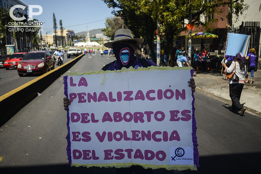 Más de mil mujeres salvadoreñas participaron en la conmemoración del DÃa Internacional de la Mujer con una marcha por la reivindicación de sus derechos.