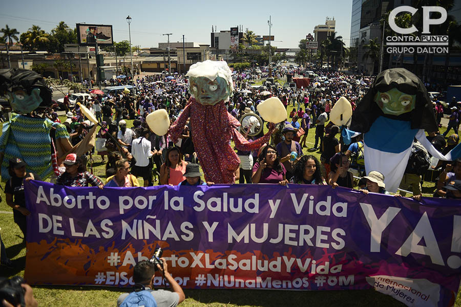 Más de mil mujeres salvadoreñas participaron en la conmemoración del DÃa Internacional de la Mujer con una marcha por la reivindicación de sus derechos.