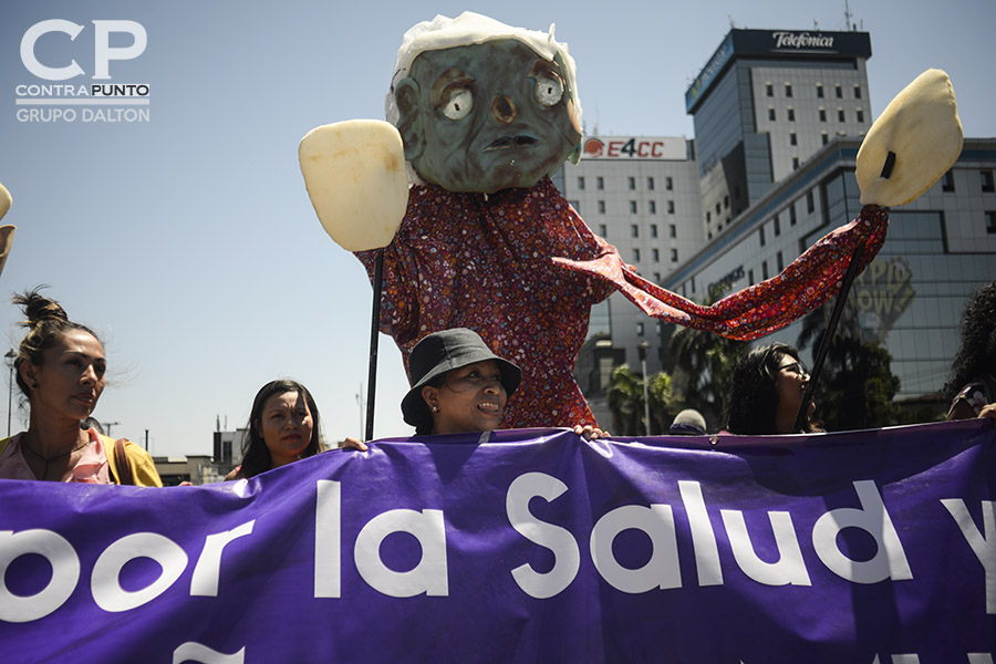 Más de mil mujeres salvadoreñas participaron en la conmemoración del DÃ­a Internacional de la Mujer con una marcha por la reivindicación de sus derechos.