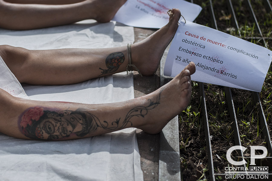 Organizaciones feministas realizaron un performace en la Plaza de la Salud para denunciar la muerte de mujeres que, aseguran, con una interrupción de embarazo sus vidas eran salvadas.