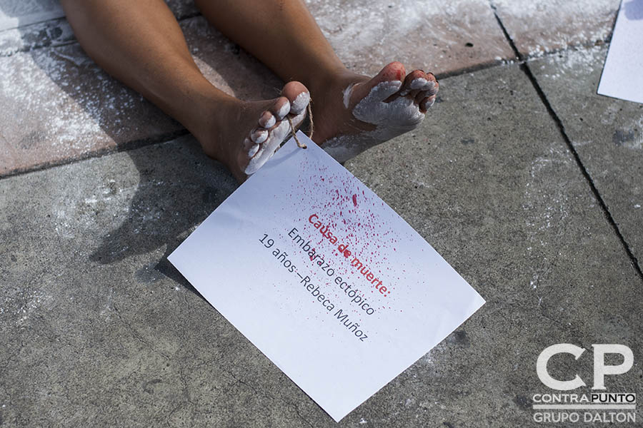 Organizaciones feministas realizaron un performace en la Plaza de la Salud para denunciar la muerte de mujeres que, aseguran, con una interrupción de embarazo sus vidas eran salvadas.