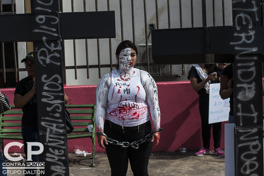 El aborto en El Salvador está prohibido en todas las circunstancias, incluso cuando el embarazo es consecuencia de violación o incesto o cuando la vida de la embarazada corre peligro.